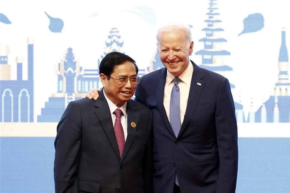 Premierul cambodgian Pham Minh Chinh si Joe Biden, la summitul ASEAN
