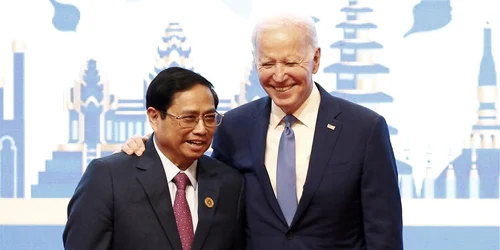 Pham Minh Chinh si Joe Biden la summitul ASEAN de la Phnom Penh Cambodgia Foto EPA EFE