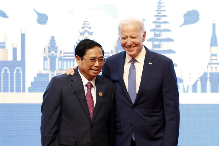 Premierul cambodgian Pham Minh Chinh si Joe Biden, la summitul ASEAN