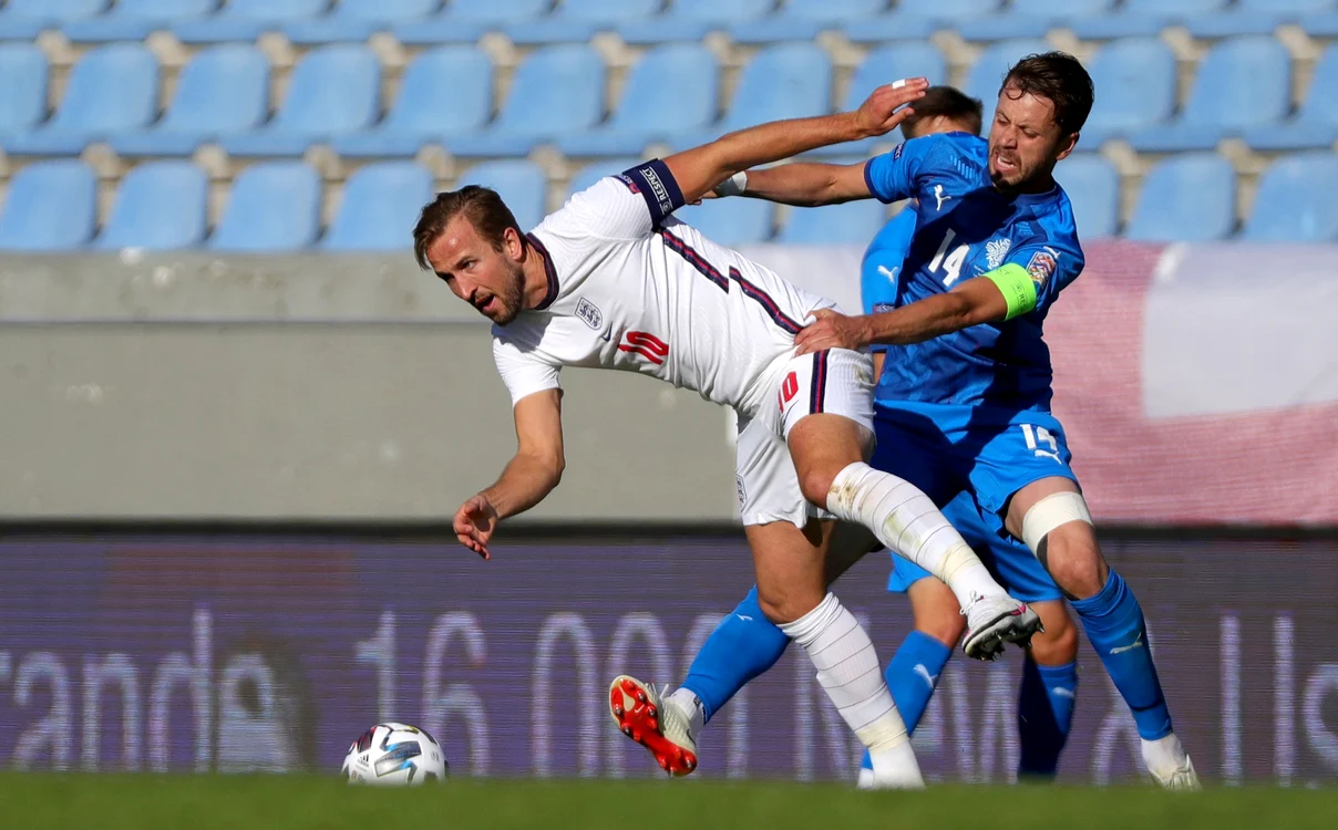 Harry Kane se luptă pentru balonul cu Kari ArnasonFoto: Guliver / GettyImages