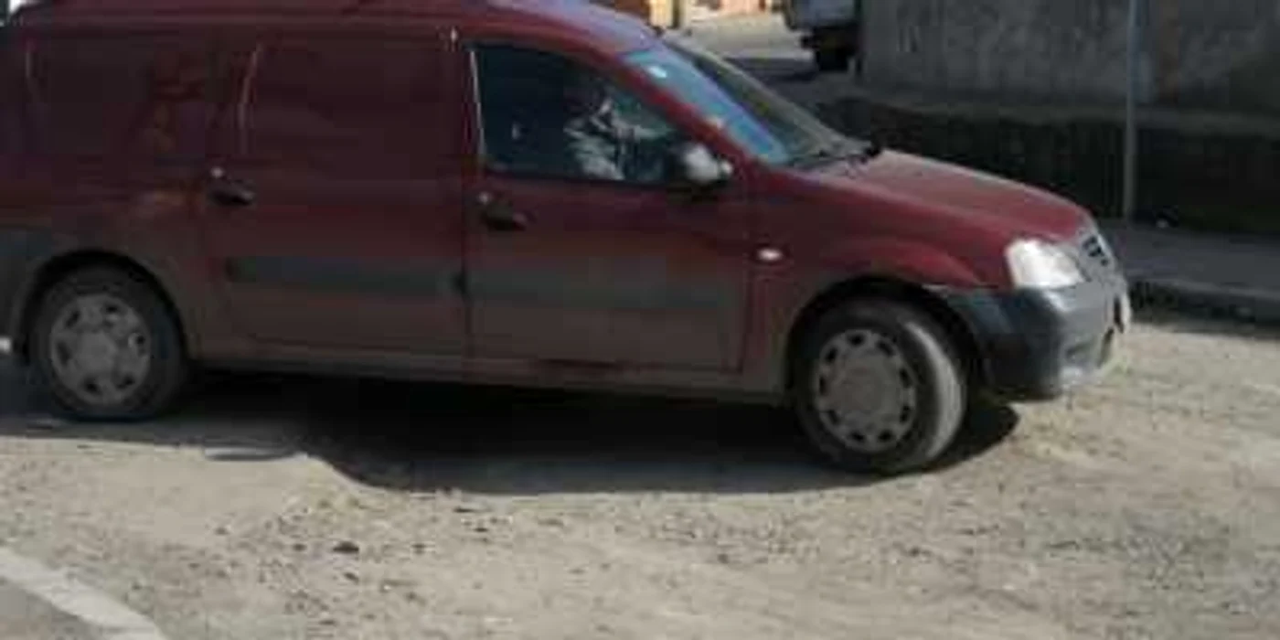 Şoferii nu mai ştiu ce groapă să ocolească