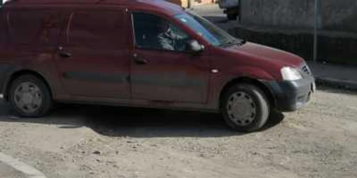 Şoferii nu mai ştiu ce groapă să ocolească