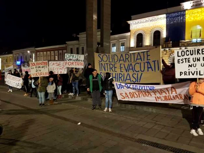 Zeci de oameni în faţa Monumentului Memorandiştilor din centrul Clujului. FOTO: Ştiri de Cluj