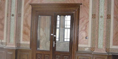 Picturile şi detaliile arhitecturale încă se mai păstrează