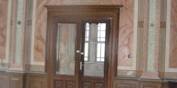 Picturile şi detaliile arhitecturale încă se mai păstrează