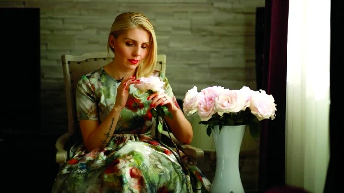 Floristul Alina Neacșa ne învață cum să ținem florile proaspete în vază cât mai mult timp