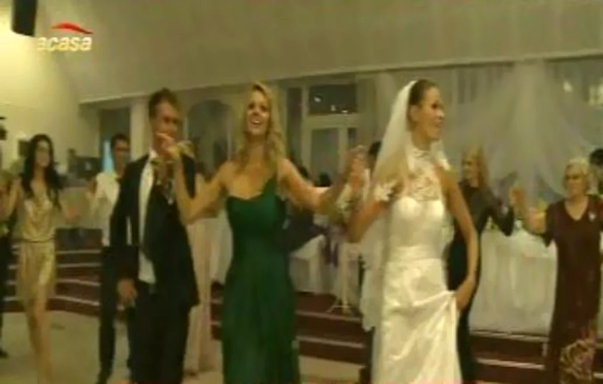 Adrian şi Liana s-au căsătorit religios sâmbătă (Foto: captură video Acasă TV)