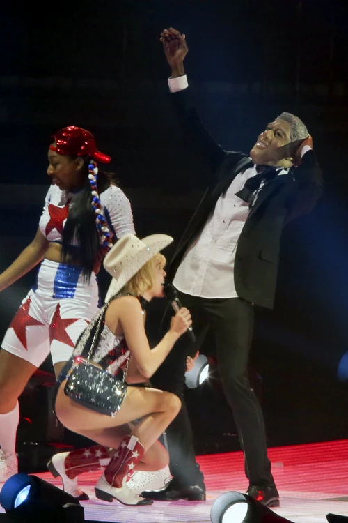 În trecut, Miley (22 de ani) a mimat sexul oral asupra unuia dintre dansatorii ei, costumat în Bill Clinton