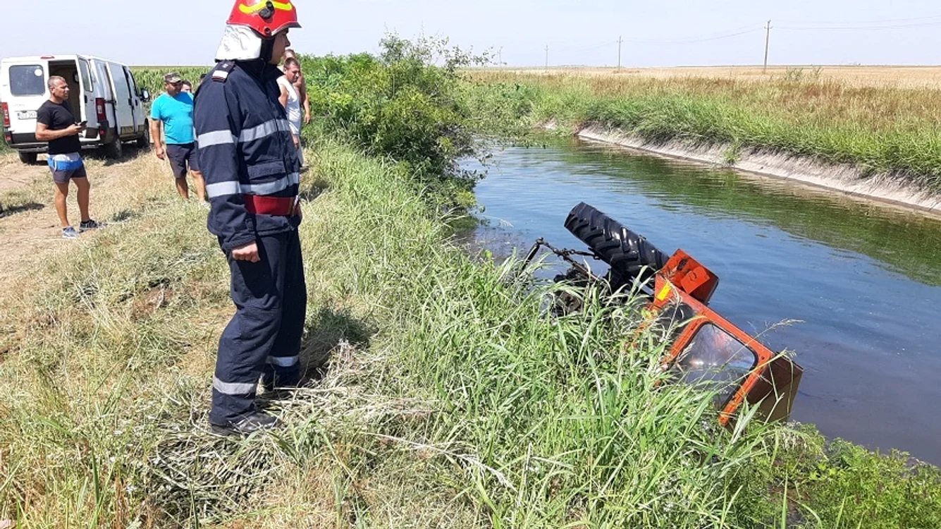 
    Un bărbat în vârstă de 54 de ani a murit, sâmbătă dimineaţă, după ce tractorul pe care îl conducea s-a răsturnat într-un canal cu apăFoto: news.ro  