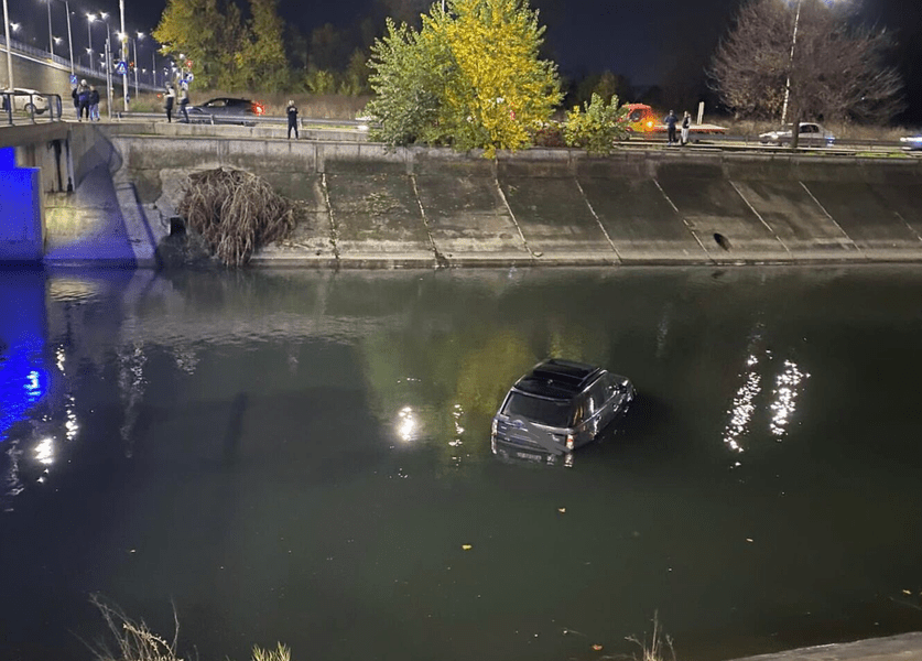 A ajuns cu mașina în râul Dâmbovița. Șoferul a reușit să iasă singur din autoturism