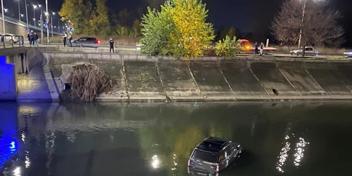 Autoturism căzut în Dâmbovița FOTO infotraficromania jpeg