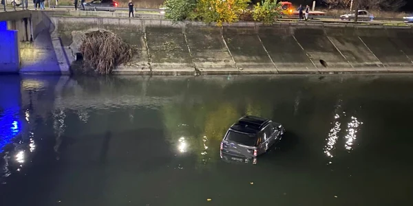 Autoturism căzut în Dâmbovița FOTO infotraficromania jpeg