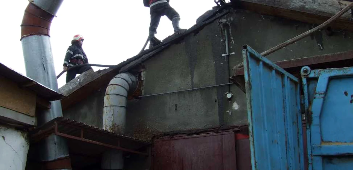 Pompierii sunt tot mai des chemati sa stinga incendiile produse in sezonul rece
