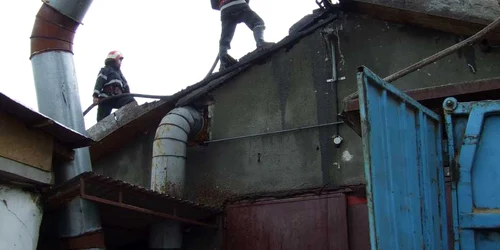 Pompierii sunt tot mai des chemati sa stinga incendiile produse in sezonul rece