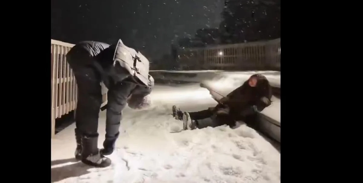 Tinerii din Groenlanda îi ironizează pe americani imitând comportamentul drogaților cu fentanil cunoscuți drept „zombi”: „Cultura americană”