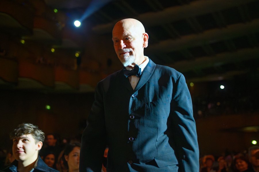 Orașele din România care l-au cucerit pe John Malkovich: „E o nebunie ce clădiri deosebite sunt acolo”