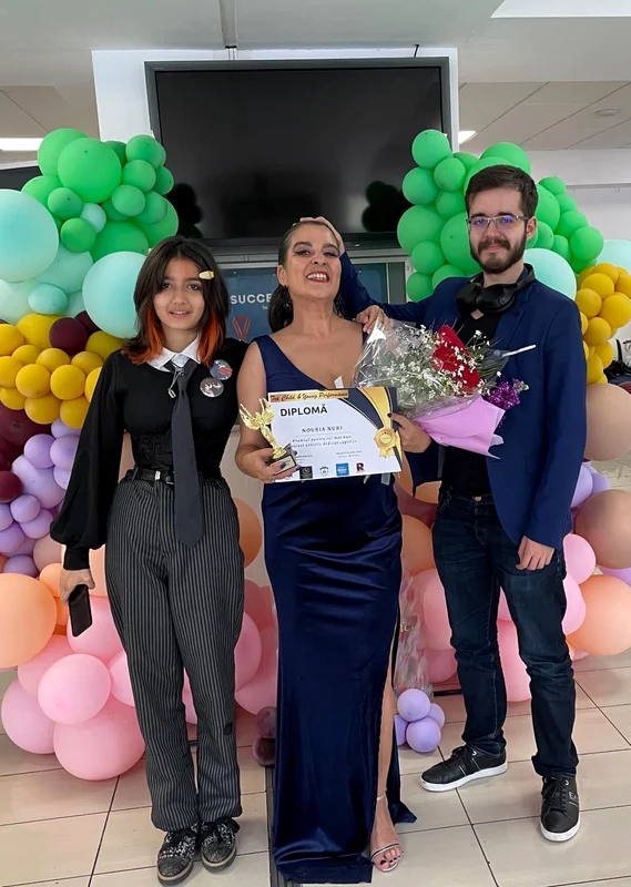 Nouria, susținută de cei doi copii ai ei, Salma și Darius foto arhiva personală 