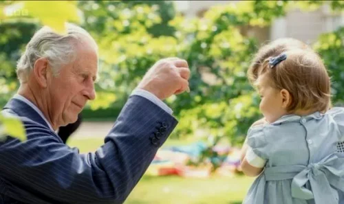 Regele Charles și Prințesa Charlotte mică, foto BBC