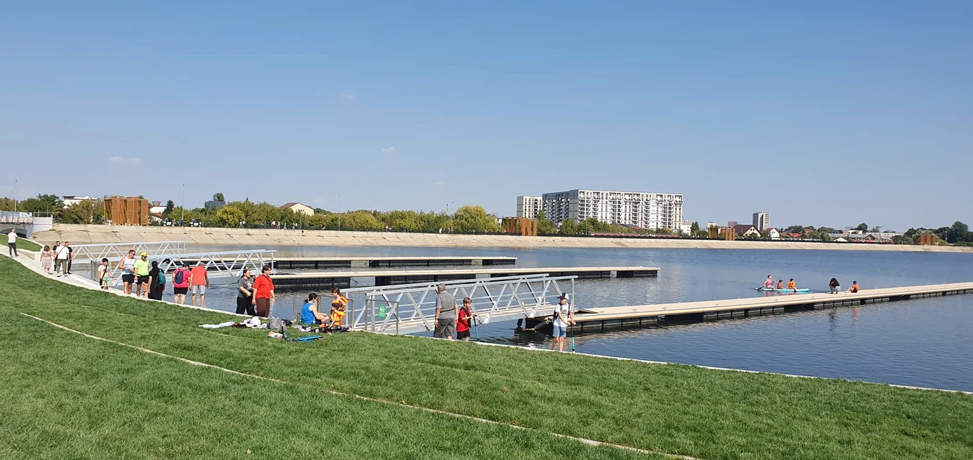 Pontoanele de pe insula din Lacul Morii