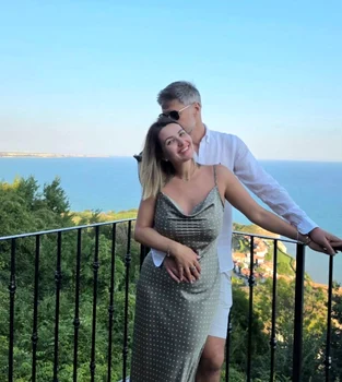 Soțul Elei Crăciun nu-și arată chipul  în poze foto: arhiva personală 