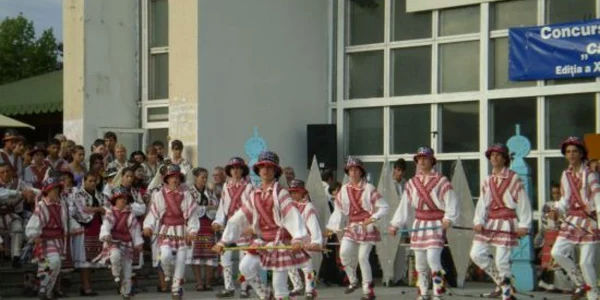 Zeci de formaţii de căluşari din întreaga ţară vor dansa pentru slătineni