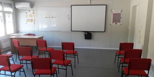150 de elevi vor învăţa în contanerele modulare. 