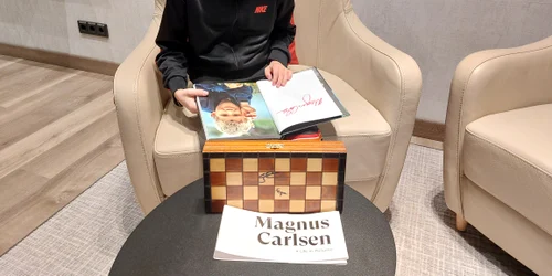 autograf Magnus Carlsen pe tabla de sah si pe carte cu viata lui in imagini (2) (1) jpg