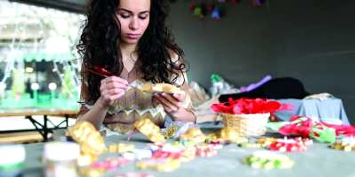 Andreea Obrejan face suporturi pentru lumânări, îngeraşi şi ornamente pentru brad