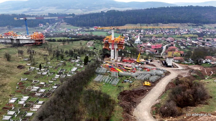 Viaductul Nădășelu traversează cimitirul satului. Foto: Daniel Guță. ADEVĂRUL