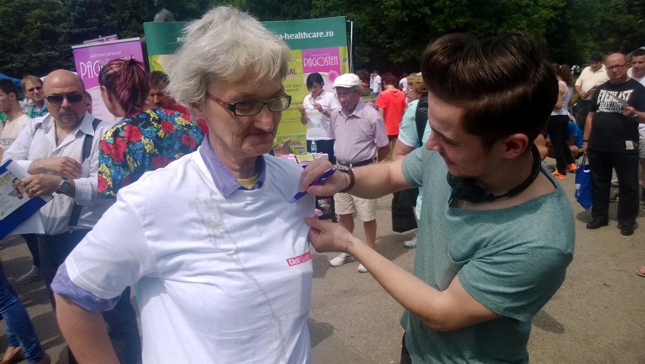 Andrei Leonte a dat autografe pe tricou unei doamne în vârstă