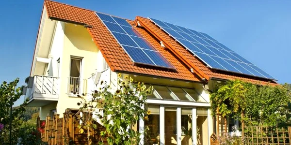 Casa cu panouri FOTO Shutterstock