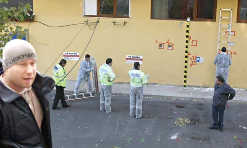 11 ianuarie 2013: Geniştii au dezamorsat  bomba găsită sub  maşina lui Mararu (Fotografii: mediax/ click! rtv) jpeg