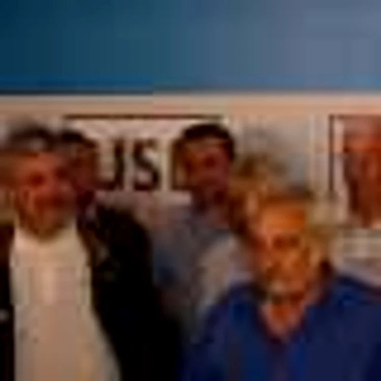 Medicul Nicolae Bacalbaşa (dreapta), mulţumindu-i lui Dan Nica pentru încrederea pe care i-a acordat-o