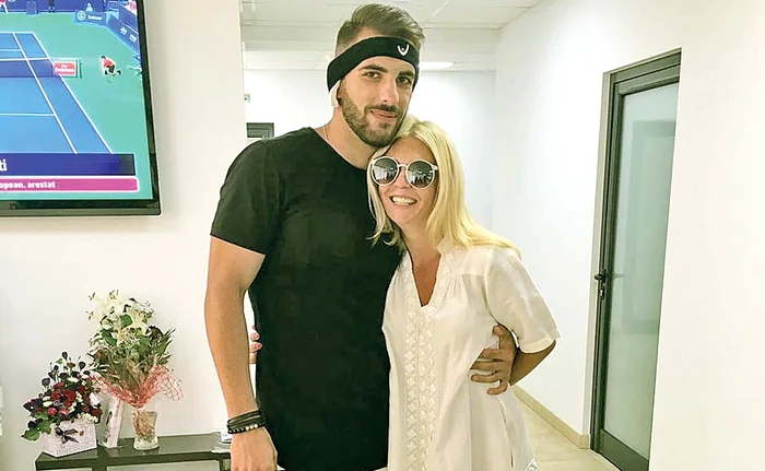 Bogdan a fost susținut, ieri, de iubita lui, Crina Matei, în timpul operației. El va fi nevoit să poarte o bentiță, câteva zile