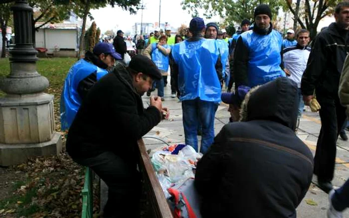 Prânzul l-au servit pe bănci