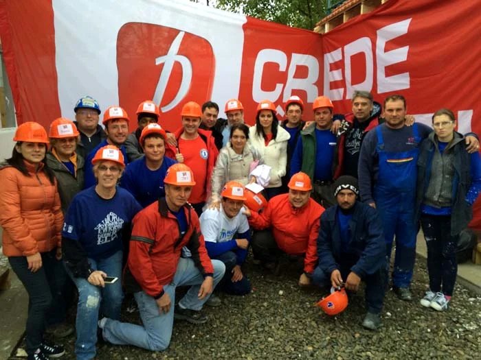 
    Trăsniţii de la Prima TV au fost şi ei pe şantier hotărâţi să dea gata ce mai era de făcut pentru a finaliza casele şi a înmâna cheile beneficiarilorFoto: Prima TV  