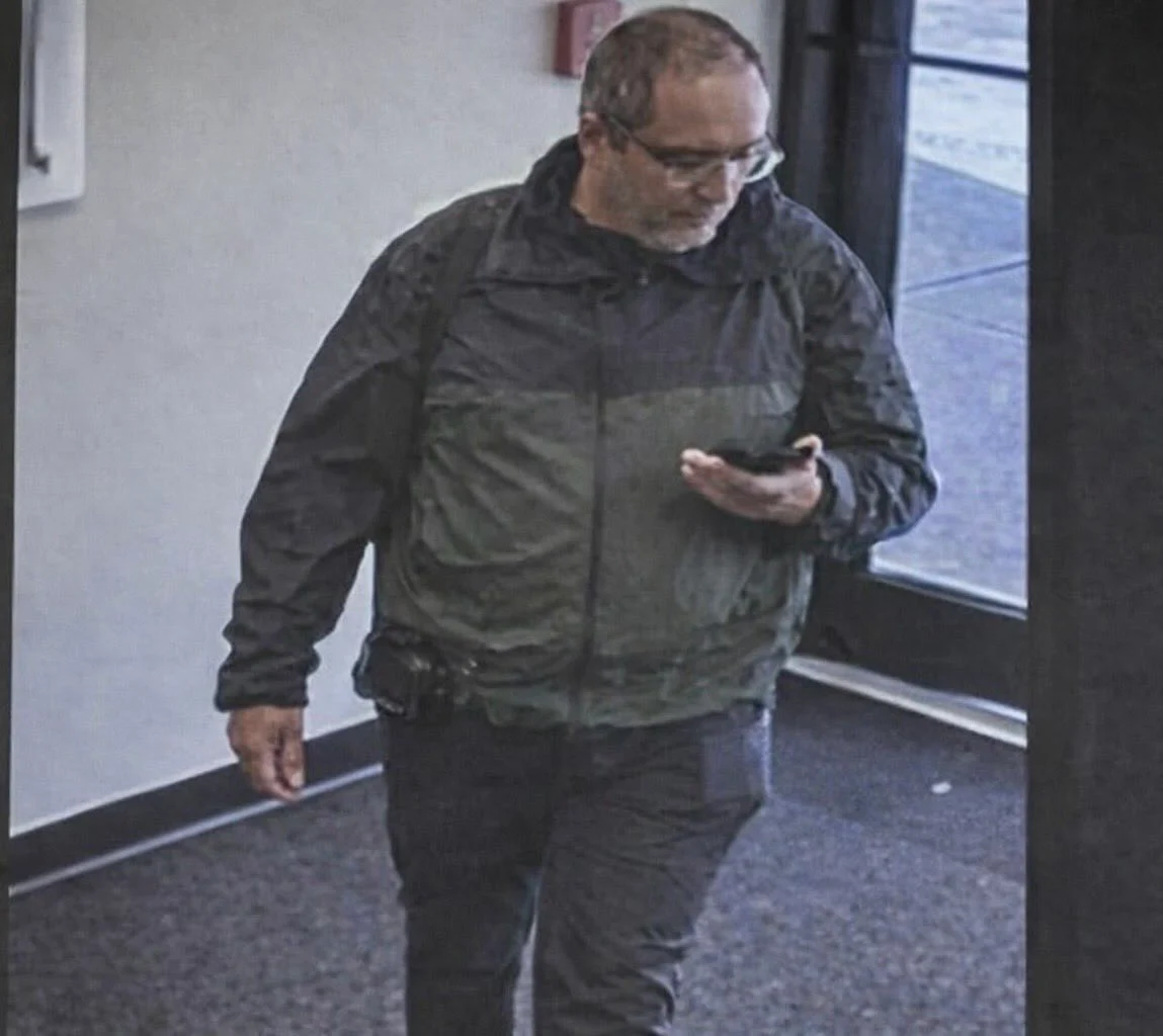 Suspectul atacului de la Universitatea Brown, soldat cu doi morți și nouă răniți, a fost găsit împușcat într-un depozit