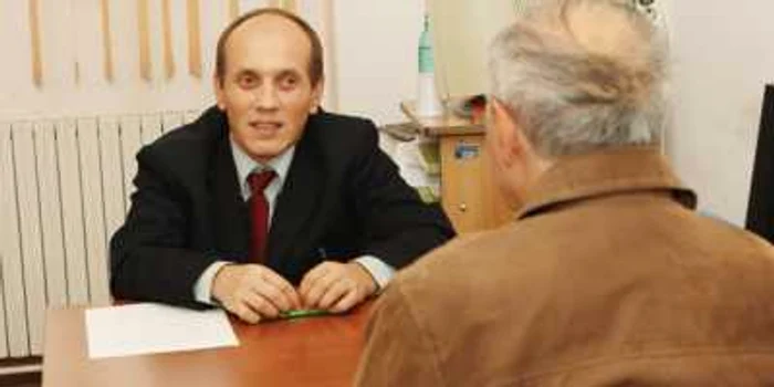 Psihologul Ioan Gotcă (stânga) ascultă povestea pacientului Nelu