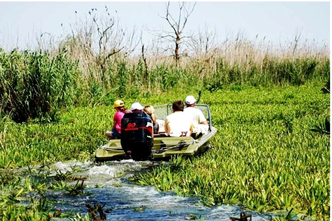 Turiştii preferă să se plimbe cu barca pe canalele Dunării
