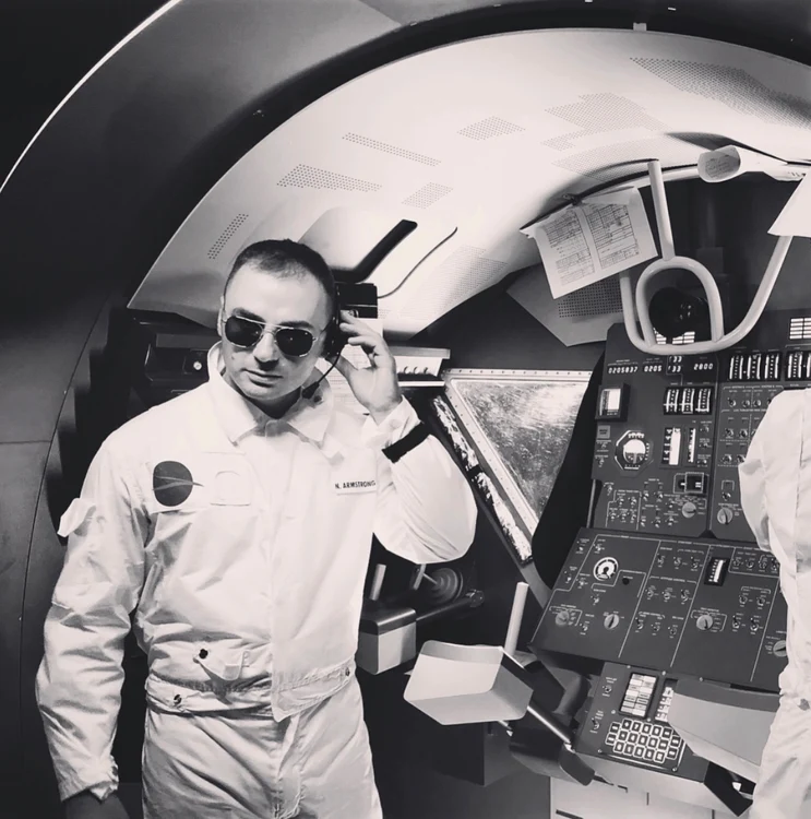 Alin Calbău este Neil Armstrong în cel mai recent „docudrama” despre aselenizare, realizat de National Geographic