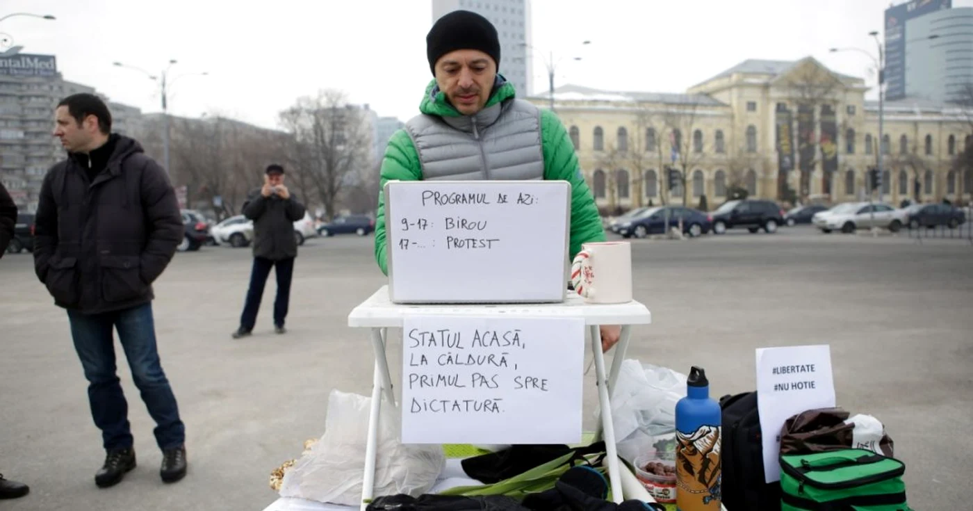 Andrei Roşu, în primele zile de prostest în Piaţa Victoriei. Foto Inquam Photos / George Călin