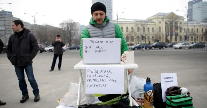 Andrei Roşu, în primele zile de prostest în Piaţa Victoriei. Foto Inquam Photos / George Călin