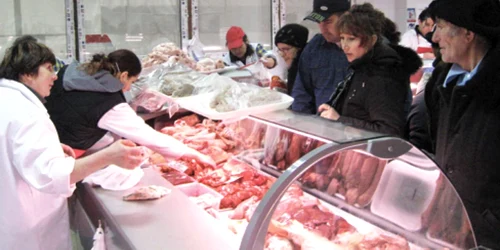 Măcelarii caută să ademenească clienţii cu reduceri substanţiale