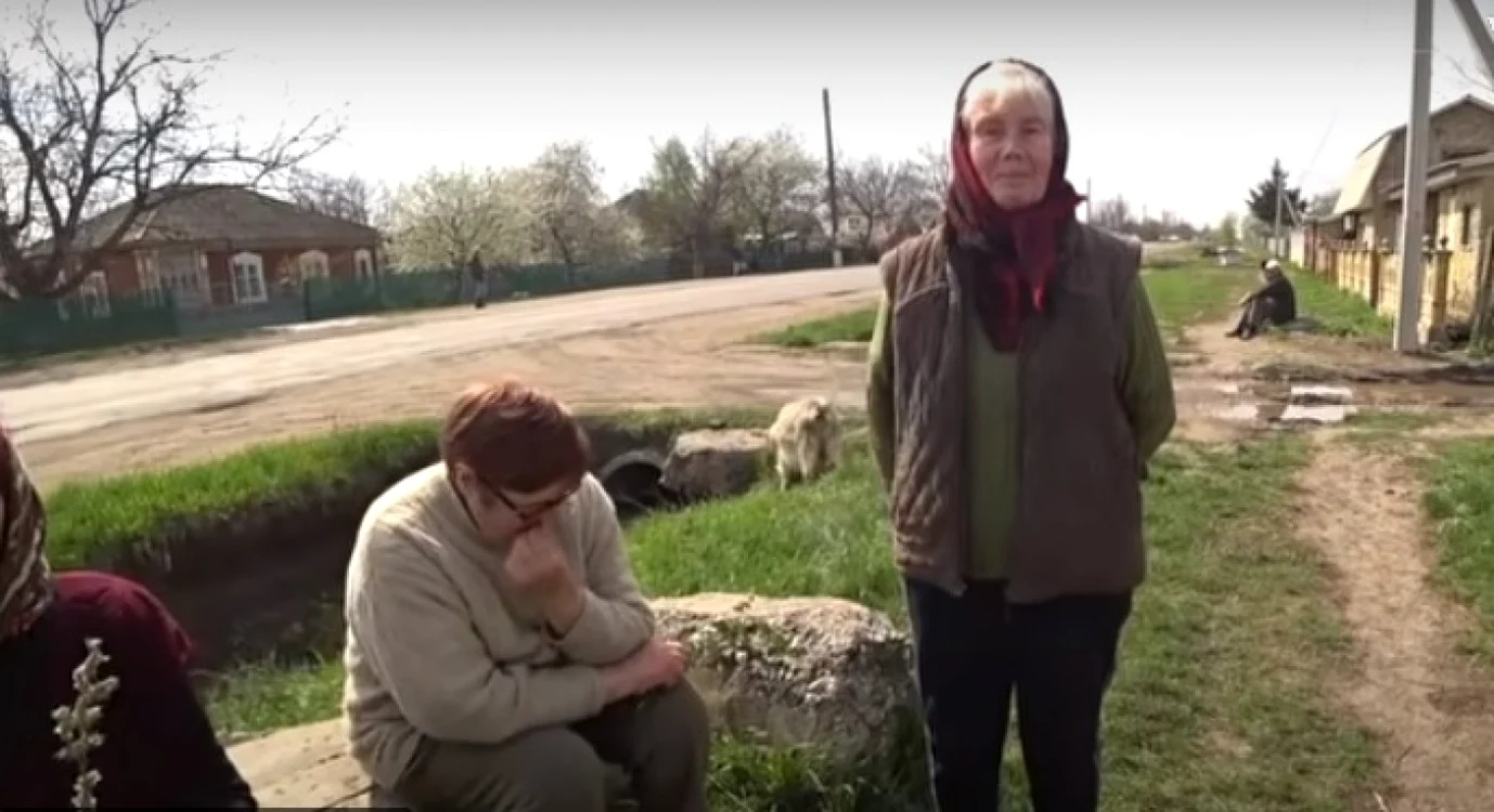 Femei pe marginea drumului / Captură Youtube Bald and Bankrupt