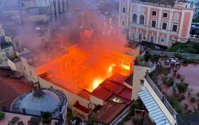  Incendiu Teatrul Sannazaro din Napoli FOTO: X