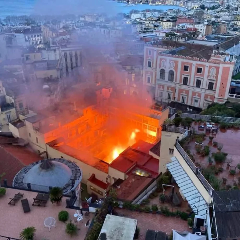 Teatrul Sannazaro din Napoli, grav afectat în urma unui incendiu devastator. Cupola a ars complet