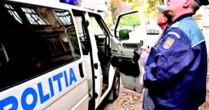 VIDEO Cât costă să baţi un poliţist