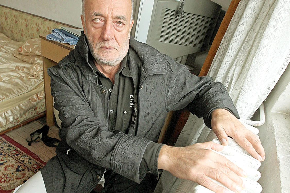 
    Vasile Arsenie verifică în fiecare dimineaţă caloriferele, în speranţa că Radet va da drumul la căldură mai devreme decât a anunţatFoto: Sever Gheorghe  