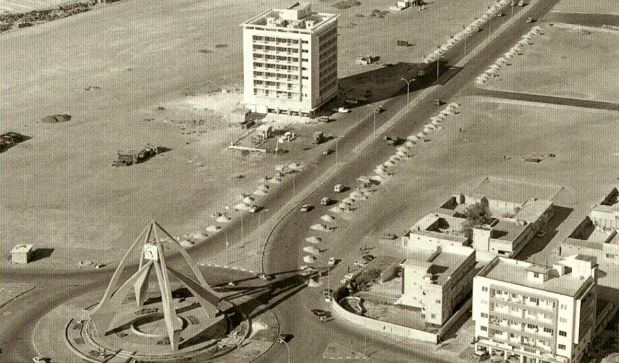 
    Dubai era mai mult deşert în anii 1960: Turnul cu ceas care se află acum în centrul hotelurilor de lux era în 1964 într-o zonă aflată la periferieFoto: Sheikh Mohammed Centre for Cultural Understanding  