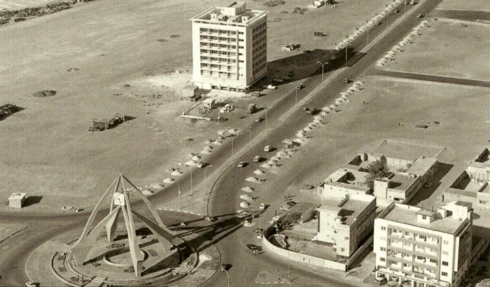 
    Dubai era mai mult deşert în anii 1960: Turnul cu ceas care se află acum în centrul hotelurilor de lux era în 1964 într-o zonă aflată la periferieFoto: Sheikh Mohammed Centre for Cultural Understanding  
